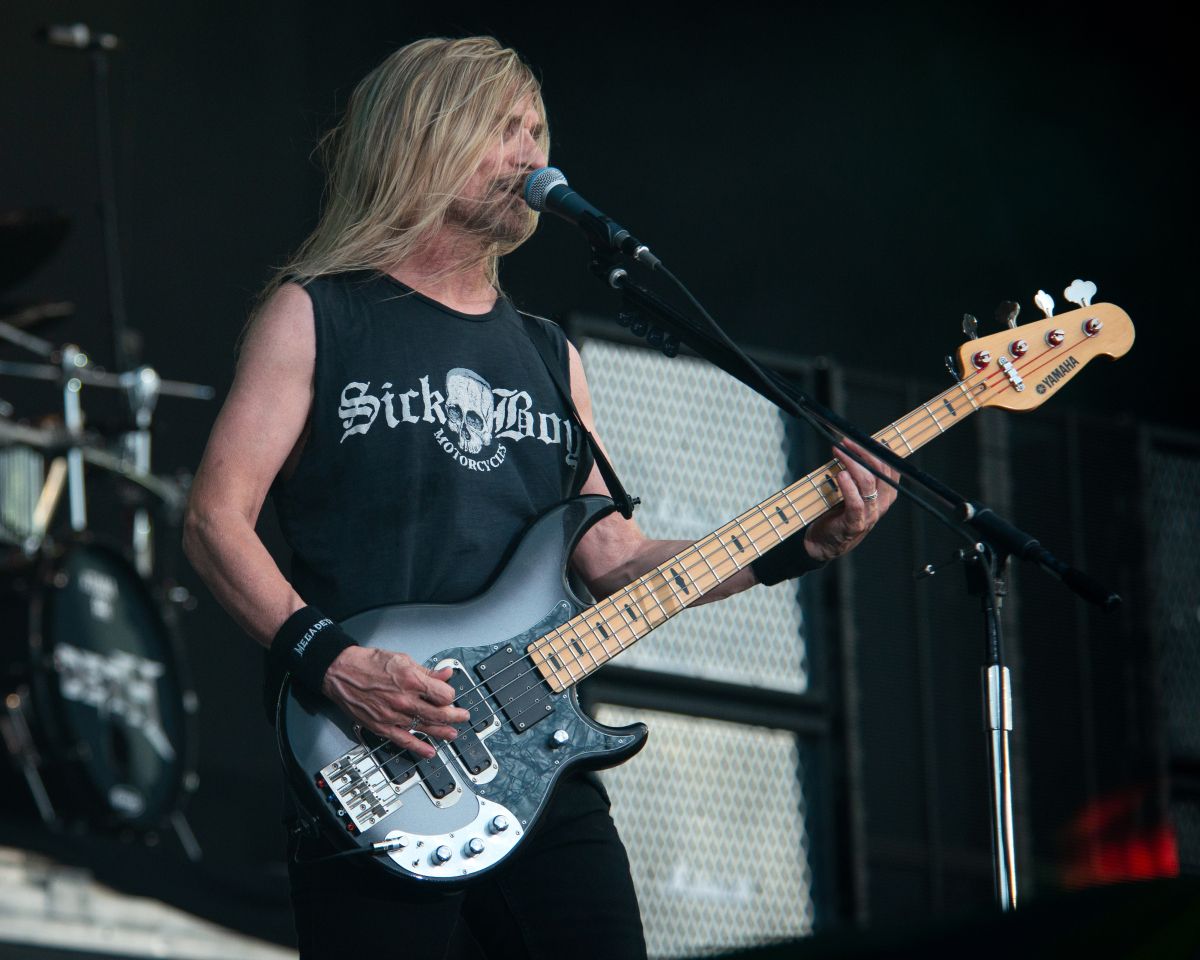Basist James LoMenzo se je leta 2022 znova pridružil skupini Megadeth, potem ko je bil njegov predhodnik David Ellefson leto prej odpuščen iz skupine.