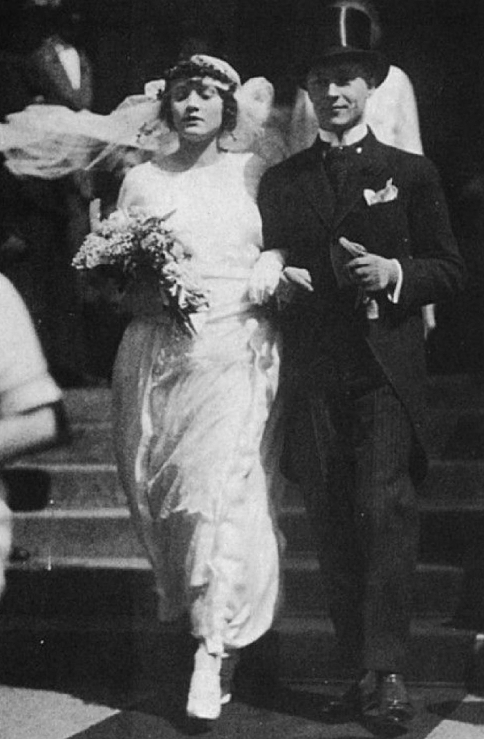 Marlene Dietrich in Rudolf Sieber na dan poroke, 17. maja 1923.