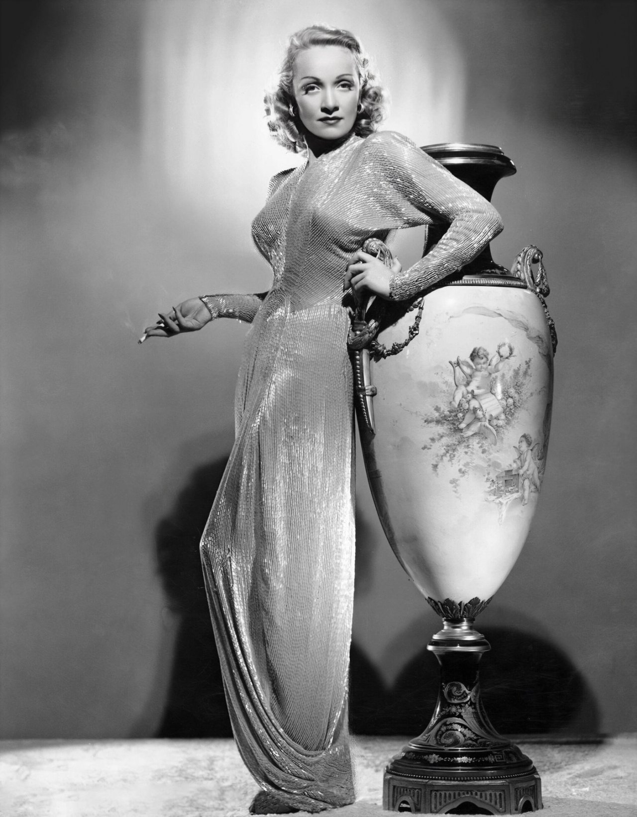 Za razliko od Grete Garbo, ki je bila zelo zadržana, je Marlene Dietrich poskrbela, da je bila ves čas v ospredju.