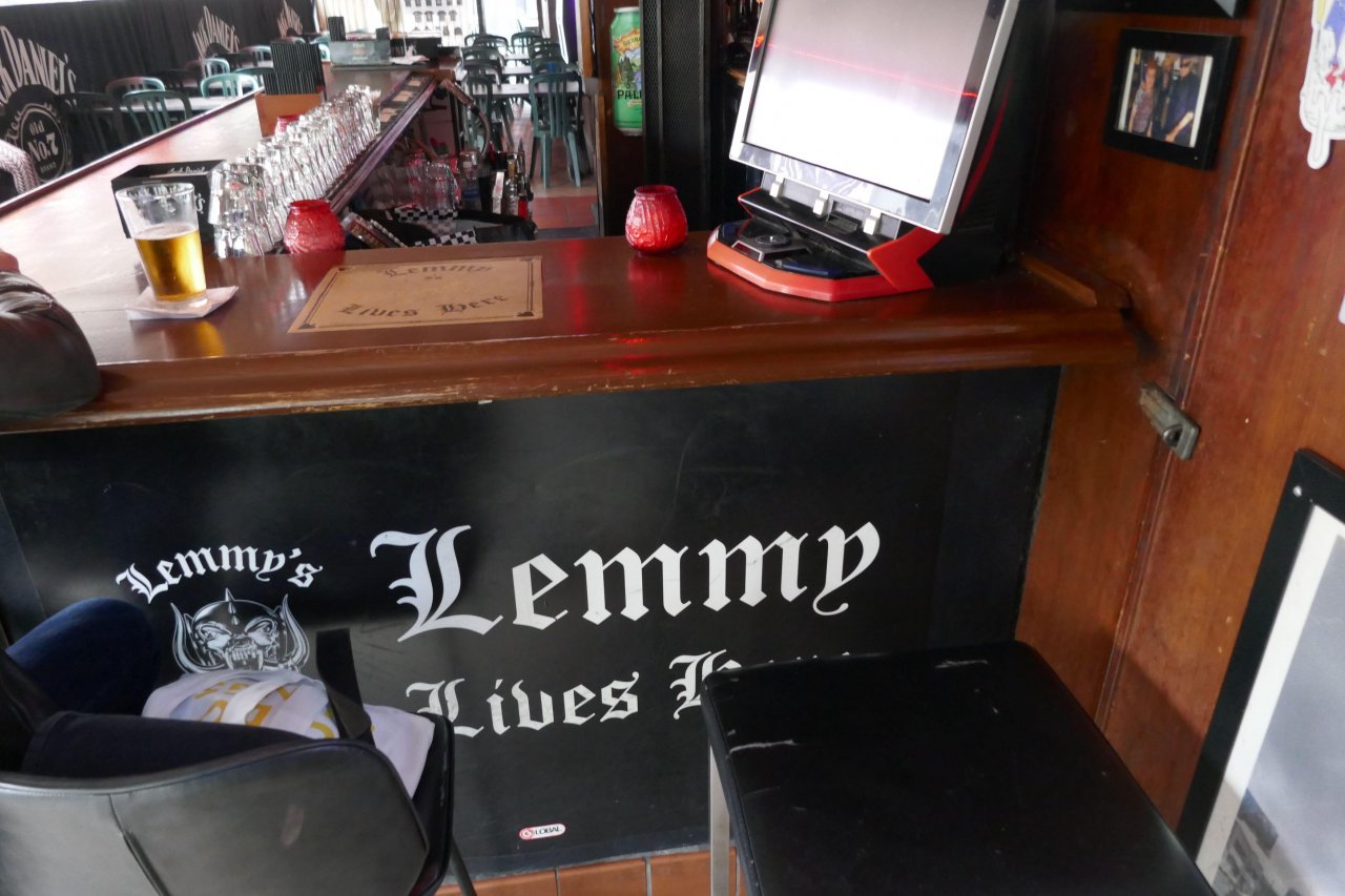 V lokalu v Los Angelesu, ki je bil njegov drugi dom, je imel Lemmy in ima tudi po svoji smrti častno mesto.