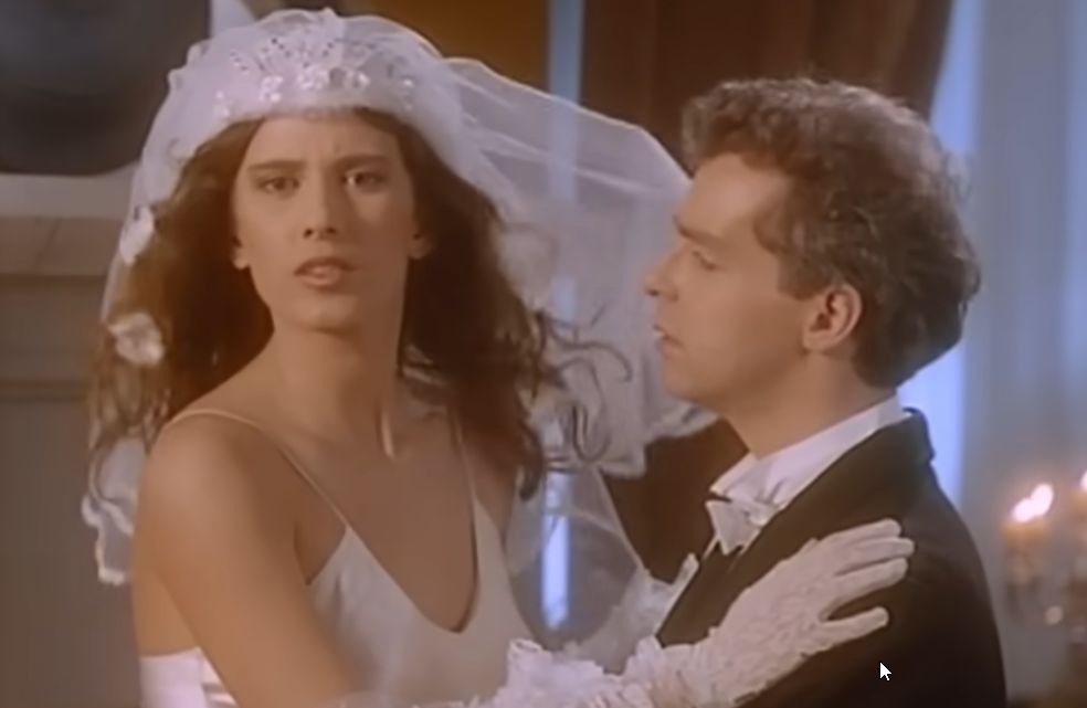 Britanski synth-pop hit z vampirsko zgodbo, posneto na slovenskem gradu