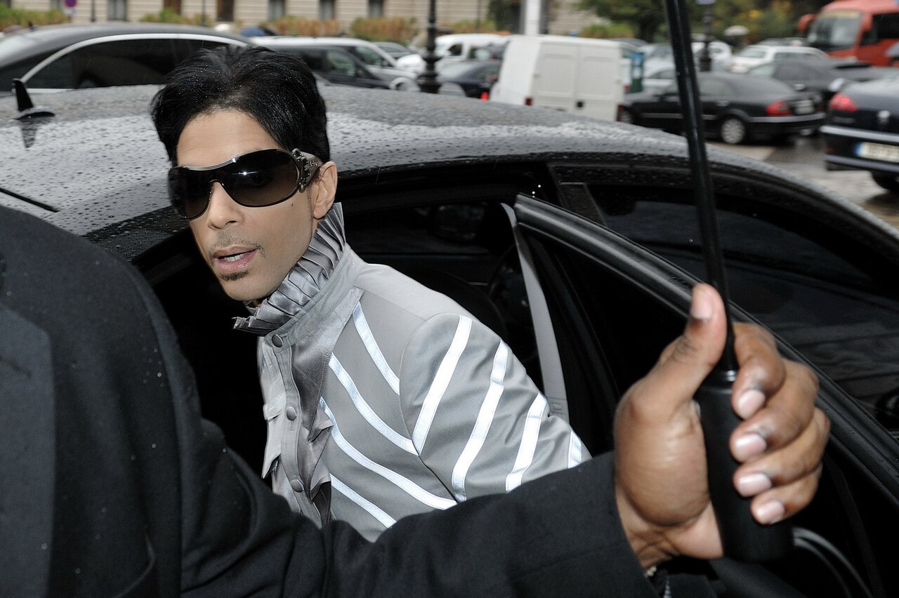 Prince, fotografiran s strani paparacev v Parizu leta 2009.