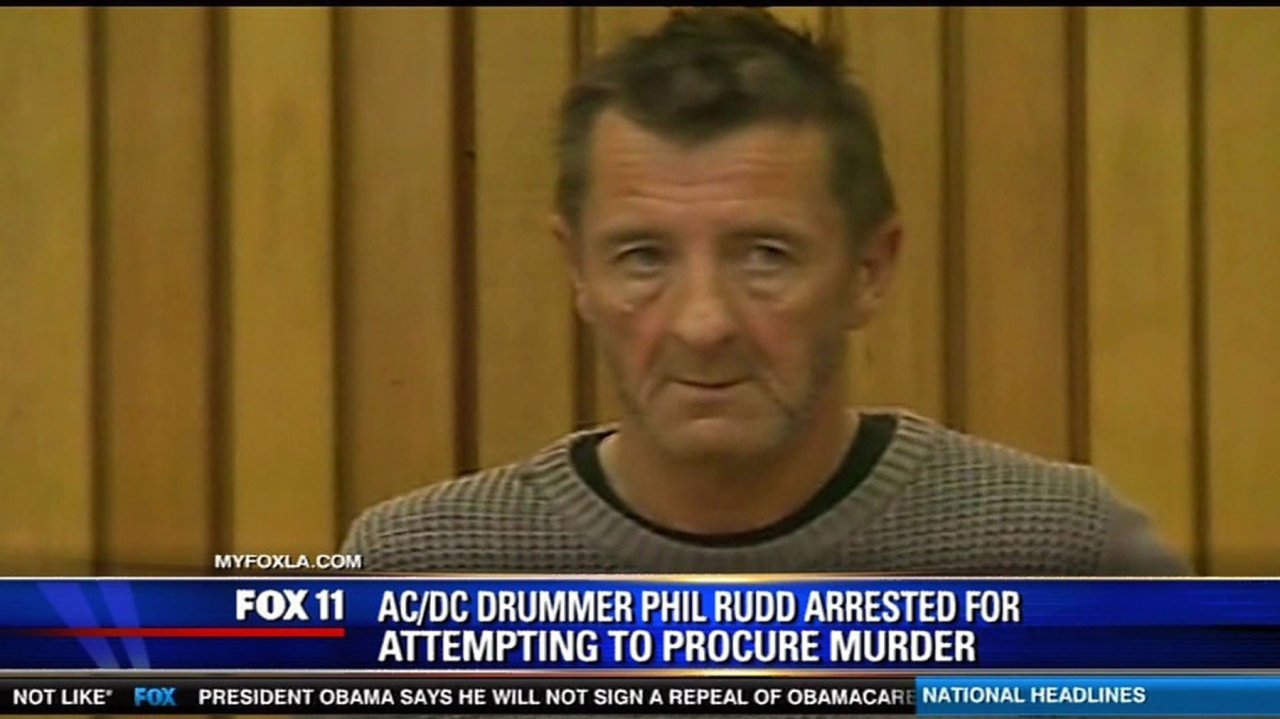 Phill Rudd, čeprav dober bobnar, je imel velike težave s substancami, 2014 pa je bil obtožen tudi umora.