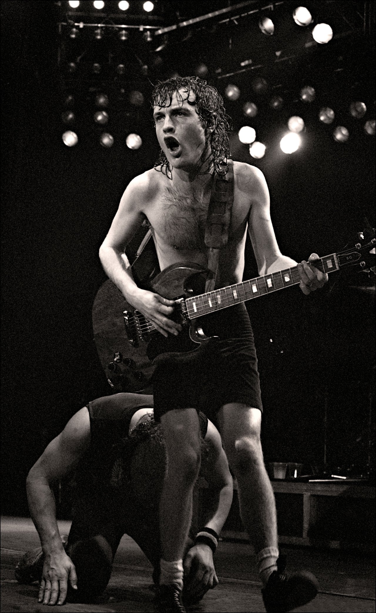 Angus Young je s svojo šolsko opravo in skakljanjem po odru dal prvi prepoznavni element AC/DC.