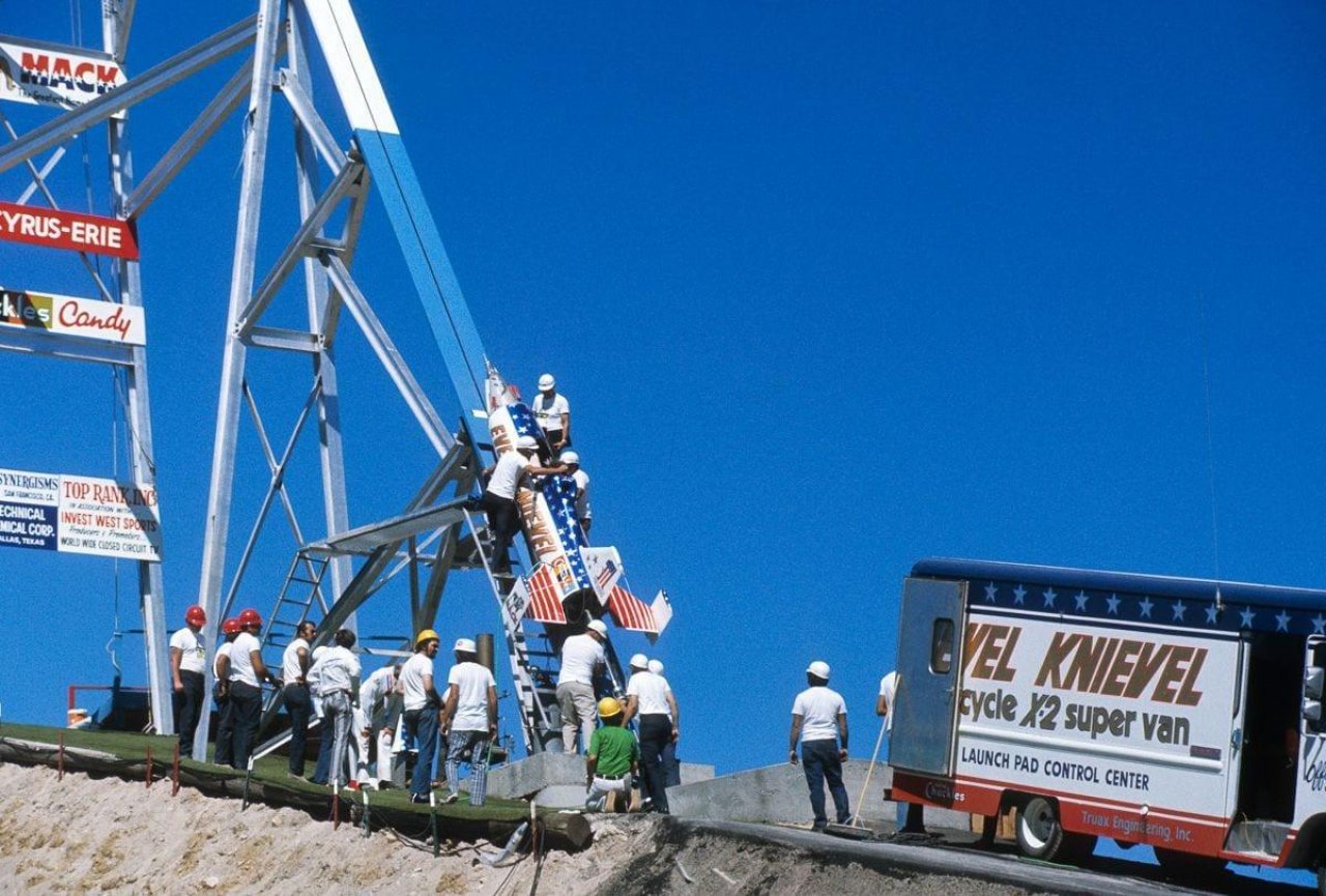 Pred 52 leti je Evel Knievel z raketo poskusil preskočiti kanjon Pred 52 leti je Evel Knievel z raketo poskusil preskočiti kanjon